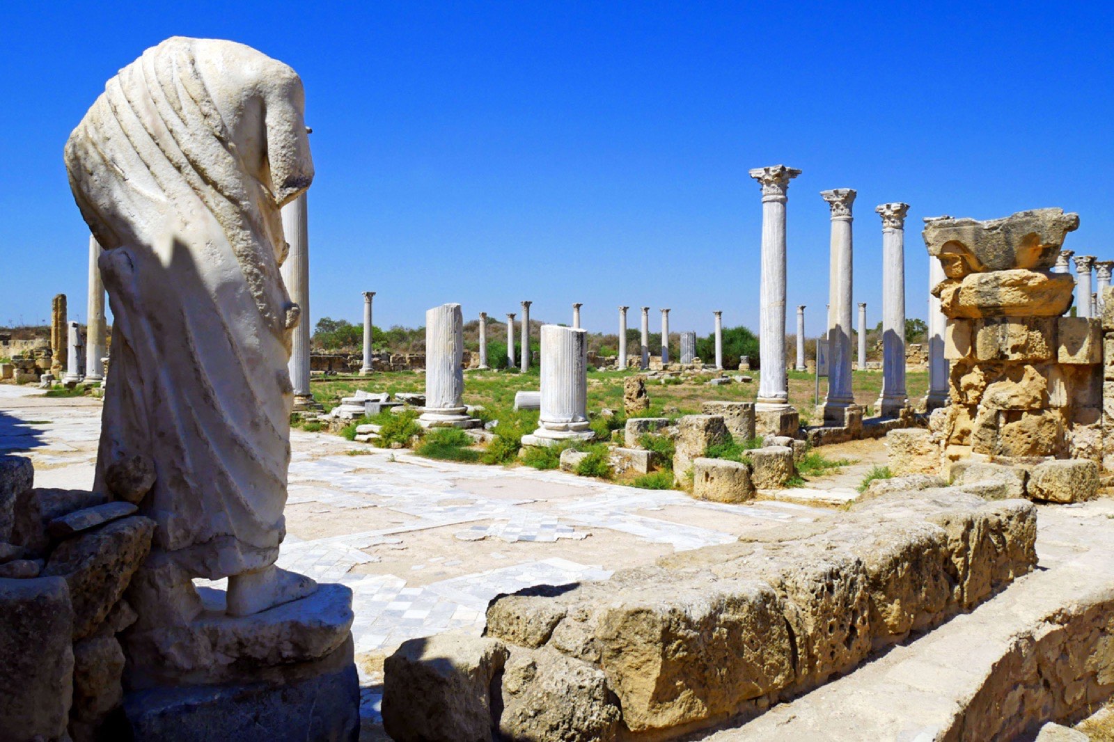 Gazimağusa yakınındaki Salamis antik kentinin sütunları