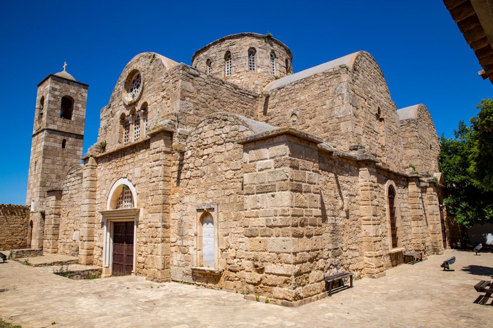 Gazimağusa ve Salamis yakınındaki Aziz Barnabas Manastırı