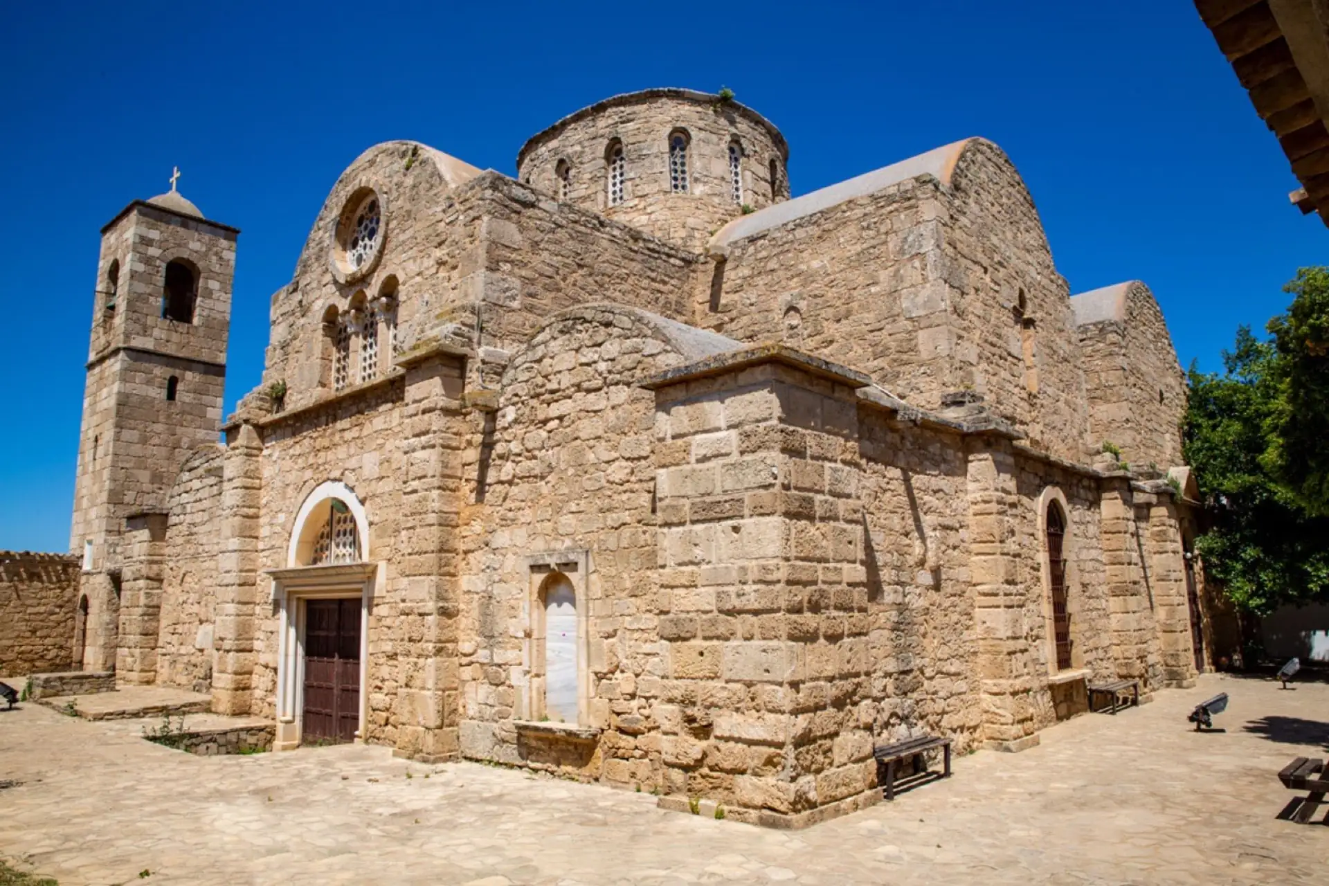 Gazimağusa ve Salamis yakınındaki Aziz Barnabas Manastırı