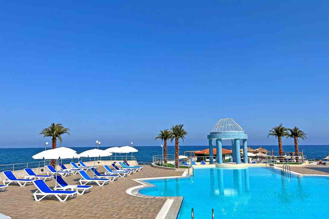 Dome Hotel Girne sahil cephesi